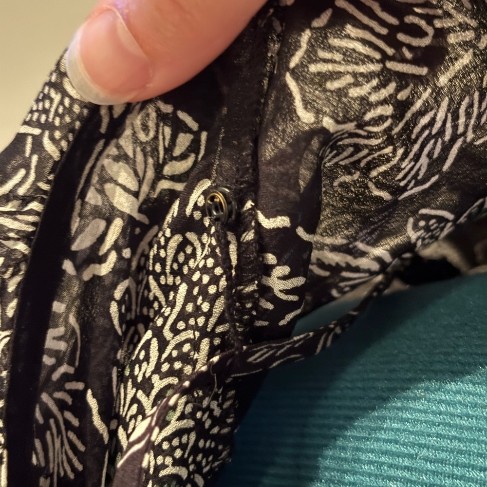 Veronica Beard Black and White Floral Blouse, silk overlay with ruffles, 4 - Picture 7 of 11